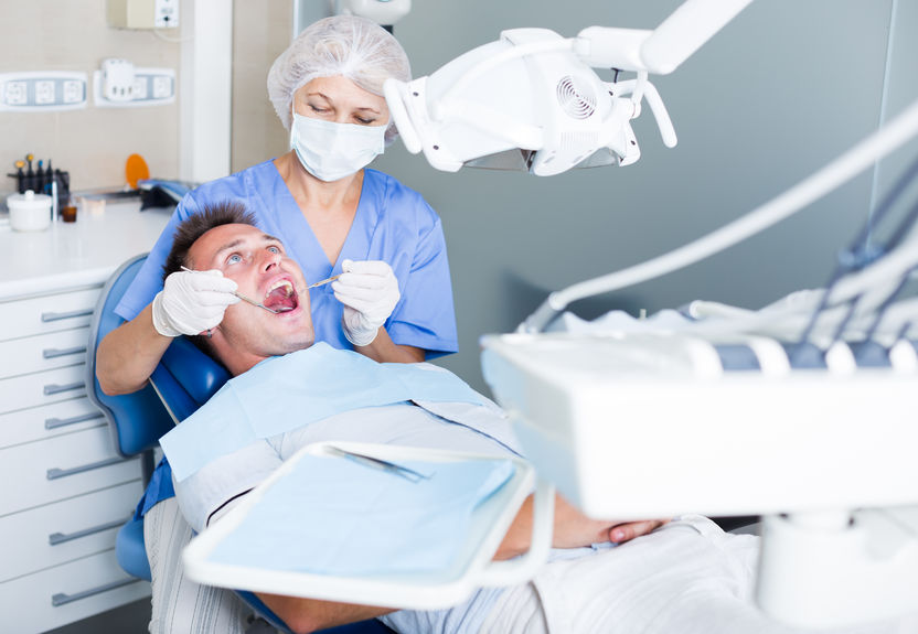 Chirurgien-dentiste ou stomatologue : à qui s’adresser et quand ?